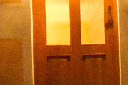 ISO 12800, výřez 1:1 z originálního rozlišení (18 MPx), automatické odšumění v Dfine 2